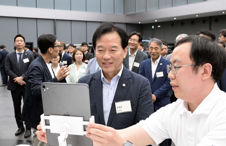 [서울=뉴시스] 정태호 국정기획위원회 경제 1분과장이 2일 경기 화성시 현대차그룹 남양연구소를 방문해 전시물을 관람하고 있다. (사진=국정기획위원회 제공) 2025.07.02. photo@newsis.com *재판매 및 DB 금지