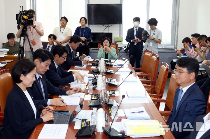 [서울=뉴시스] 조성봉 기자 = 김현 국회 과방위 정보통신방송법안심사소위원장이 2일 오후 서울 여의도 국회에서 열린 과학기술정보방송통신위원회 정보통신방송법안심사소위원회에서 회의를 주재하고 있다. 이날 국민의힘 과방위 의원들은 '일방적이고 독단적인 운영'에 항의하며 불참했다. 2025.07.02. suncho21@newsis.com