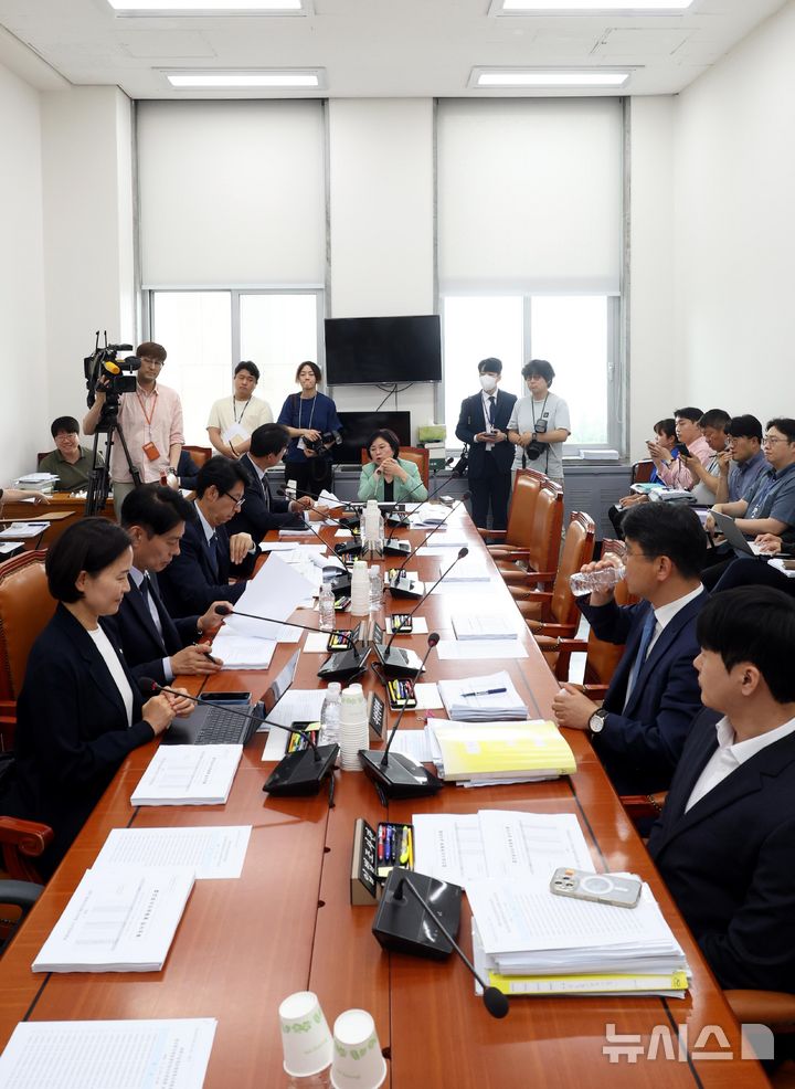 [서울=뉴시스] 조성봉 기자 = 김현 국회 과방위 정보통신방송법안심사소위원장이 2일 오후 서울 여의도 국회에서 열린 과학기술정보방송통신위원회 정보통신방송법안심사소위원회에서 회의를 주재하고 있다. 이날 국민의힘 과방위 의원들은 '일방적이고 독단적인 운영'에 항의하며 불참했다. 2025.07.02. suncho21@newsis.com