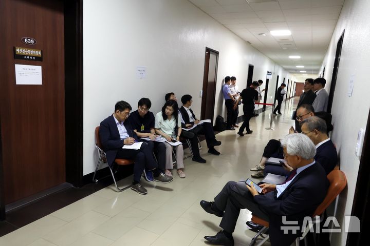 [서울=뉴시스] 조성봉 기자 = 2일 오후 서울 여의도 국회 예산결산특별위원회 소회의실 앞에서 추경안 관련 심사를 받기 위해 관계부처 직원들이 대기하고 있다. 2025.07.02. suncho21@newsis.com