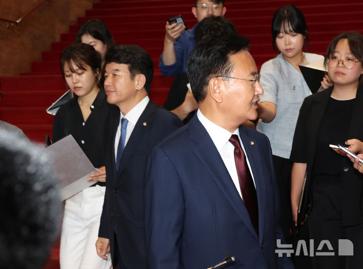 [서울=뉴시스] 고승민 기자 = 문진석 더불어민주당 원내수석부대표와 유상범 국민의힘 원내수석부대표가 2일 서울 여의도 국회에서 현안 관련 회동 후 각자 회의실로 향하고 있다. 2025.07.02. kkssmm99@newsis.com