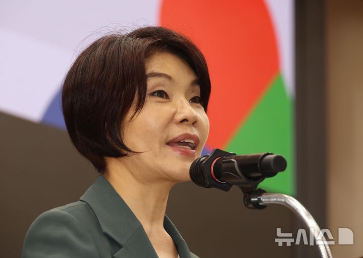 [서울=뉴시스] 조성봉 기자 = 한정애 더불어민주당 의원이 지난달 2일 오후 서울 여의도 국회 의원회관에서 열린 2025 INCCIP 제4회 국제 컨퍼런스 국회포럼에서 인사말을 하고 있다. 이날 포럼에서는 수용자 자녀의 회복탄력성과 지원제도에 대한 논의를 진행했다. 2025.07.02. suncho21@newsis.com