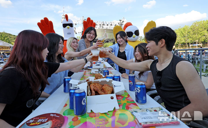 [대구=뉴시스] 이무열 기자 = 2일 대구 달서구 두류공원 2.28 자유광장에서 열린 ‘2025 대구 치맥 페스티벌’을 찾은 시민들이 시원한 맥주와 치킨을 먹으며 축제를 즐기고 있다. 2025.07.02. lmy@newsis.com