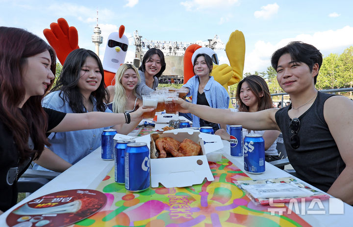 [대구=뉴시스] 이무열 기자 = 2일 대구 달서구 두류공원 2.28 자유광장에서 열린 ‘2025 대구 치맥 페스티벌’을 찾은 시민들이 시원한 맥주와 치킨을 먹으며 축제를 즐기고 있다. 2025.07.02. lmy@newsis.com