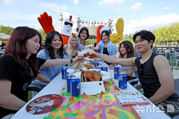 [대구=뉴시스] 이무열 기자 = 2일 대구 달서구 두류공원 2.28 자유광장에서 열린 ‘2025 대구 치맥 페스티벌’을 찾은 시민들이 시원한 맥주와 치킨을 먹으며 축제를 즐기고 있다. 2025.07.02. lmy@newsis.com