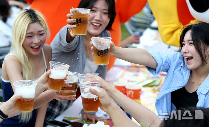 [대구=뉴시스] 이무열 기자 = 2일 대구 달서구 두류공원 2.28 자유광장에서 열린 ‘2025 대구 치맥 페스티벌’을 찾은 시민들이 시원한 맥주와 치킨을 먹으며 축제를 즐기고 있다. 2025.07.02. lmy@newsis.com