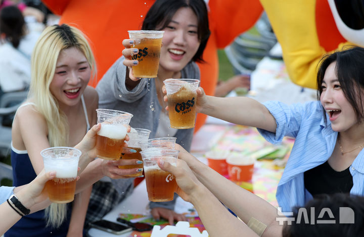 [대구=뉴시스] 이무열 기자 = 2일 대구 달서구 두류공원 2.28 자유광장에서 열린 ‘2025 대구 치맥 페스티벌’을 찾은 시민들이 시원한 맥주와 치킨을 먹으며 축제를 즐기고 있다. 2025.07.02. lmy@newsis.com