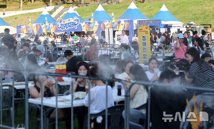 [대구=뉴시스] 이무열 기자 = 2일 대구 달서구 두류공원 2.28 자유광장에서 열린 ‘2025 대구 치맥 페스티벌’을 찾은 시민들이 시원한 맥주와 치킨을 먹으며 축제를 즐기고 있다. 2025.07.02. lmy@newsis.com