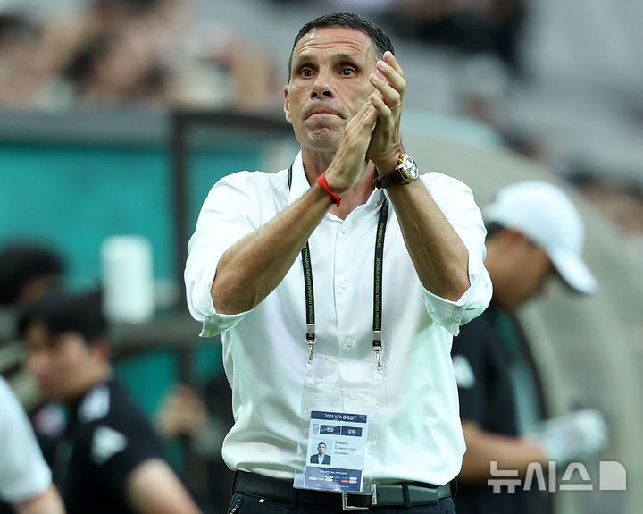 [서울=뉴시스] 이영환 기자 = 거스 포옛 전북 현대 감독이 2일 오후 서울 마포구 서울월드컵경기장에서 열린 2025 하나은행 코리아컵 8강 전북 현대 모터스와 FC 서울의 경기에서 전북 현대 응원단에게 박수를 보내고 있다. 2025.07.02. 20hwan@newsis.com