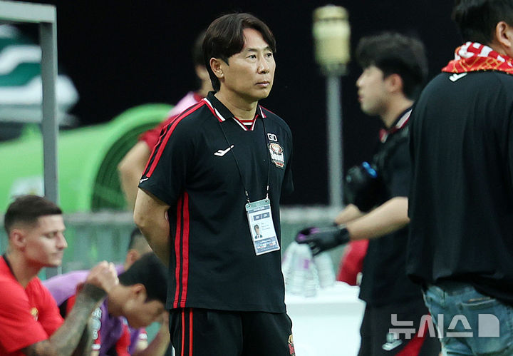 [서울=뉴시스] 이영환 기자 = 김기동 FC 서울 감독이 2일 오후 서울 마포구 서울월드컵경기장에서 열린 2025 하나은행 코리아컵 8강 전북 현대 모터스와 FC 서울의 경기에서 그라운드를 바라보고 있다. 2025.07.02. 20hwan@newsis.com