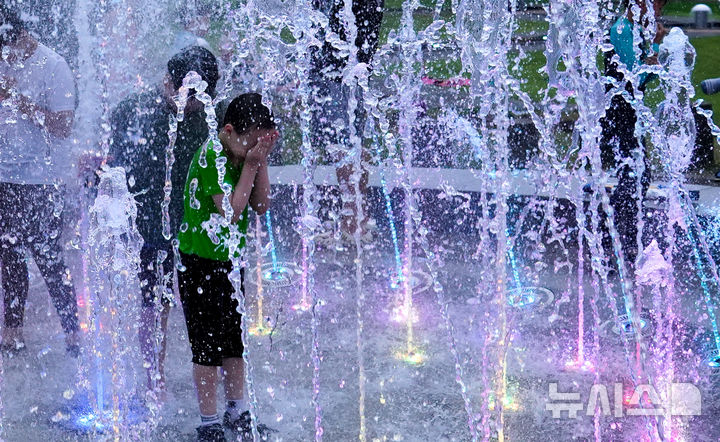 [제주=뉴시스] 우장호 기자 = 지난달 2일 오후 제주시 시민복지타운광장 분수대에서 어린이들이 시원한 물줄기를 맞으며 더위를 식히고 있다. 2025.07.02. woo1223@newsis.com