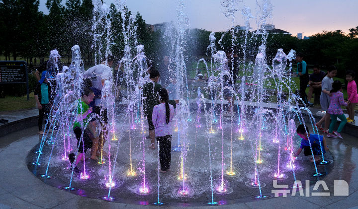 [제주=뉴시스] 우장호 기자 = 지난 달 2일 오후 제주시 시민복지타운광장 분수대에서 어린이들이 시원한 물줄기를 맞으며 더위를 식히고 있다. 2025.07.02. woo1223@newsis.com