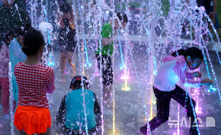 [제주=뉴시스] 우장호 기자 = 연일 열대야가 기승을 부리는 2일 오후 제주시 시민복지타운광장 분수대에서 어린이들이 시원한 물줄기를 맞으며 더위를 식히고 있다. 기상청에 따르면 제주도는 당분간 뜨겁고 습한 남풍류가 유입되고 낮 동안 햇볕에 의해 기온이 오르면서 최고체감온도가 33도(제주도동부 35도) 내외로 올라 매우 무더울 것으로 전망된다. 2025.07.02. woo1223@newsis.com