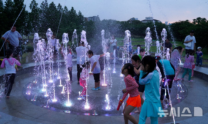 [제주=뉴시스] 우장호 기자 = 연일 열대야가 기승을 부리는 2일 오후 제주시 시민복지타운광장 분수대에서 어린이들이 시원한 물줄기를 맞으며 더위를 식히고 있다. 기상청에 따르면 제주도는 당분간 뜨겁고 습한 남풍류가 유입되고 낮 동안 햇볕에 의해 기온이 오르면서 최고체감온도가 33도(제주도동부 35도) 내외로 올라 매우 무더울 것으로 전망된다. 2025.07.02. woo1223@newsis.com