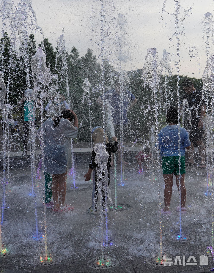 [제주=뉴시스] 우장호 기자 = 연일 열대야가 기승을 부리는 2일 오후 제주시 시민복지타운광장 분수대에서 어린이들이 시원한 물줄기를 맞으며 더위를 식히고 있다. 기상청에 따르면 제주도는 당분간 뜨겁고 습한 남풍류가 유입되고 낮 동안 햇볕에 의해 기온이 오르면서 최고체감온도가 33도(제주도동부 35도) 내외로 올라 매우 무더울 것으로 전망된다. 2025.07.02. woo1223@newsis.com