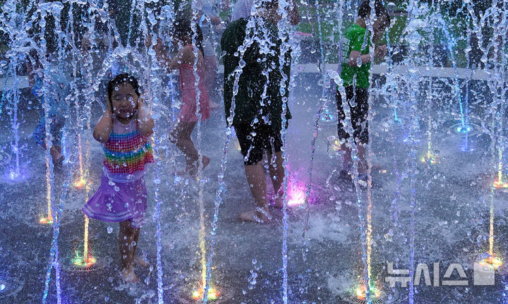 [제주=뉴시스] 우장호 기자 = 연일 열대야가 기승을 부리는 2일 오후 제주시 시민복지타운광장 분수대에서 어린이들이 시원한 물줄기를 맞으며 더위를 식히고 있다. 기상청에 따르면 제주도는 당분간 뜨겁고 습한 남풍류가 유입되고 낮 동안 햇볕에 의해 기온이 오르면서 최고체감온도가 33도(제주도동부 35도) 내외로 올라 매우 무더울 것으로 전망된다. 2025.07.02. woo1223@newsis.com