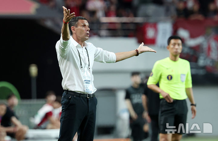 [서울=뉴시스] 이영환 기자 = 지난달 2일 오후 서울 마포구 서울월드컵경기장에서 열린 2025 하나은행 코리아컵 8강 전북 현대 모터스와 FC 서울의 경기 전반전, 거스 포옛 전북 현대 감독이 손짓을 하고 있다. 2025.07.02. 20hwan@newsis.com