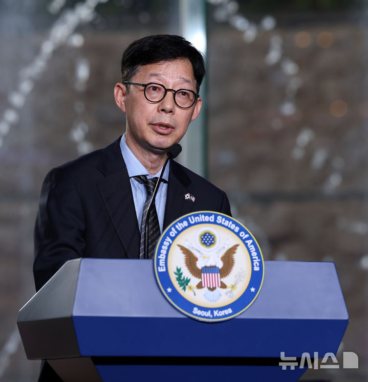 [서울=뉴시스] 사진공동취재단 = 박윤주 외교부 1차관이 지난 2일 오후 서울 용산구 그랜드 하얏트 호텔 그랜드 볼룸에서 열린 미국 독립기념일 행사에서 축사를 하고 있다. 2025.07.02. photo@newsis.com