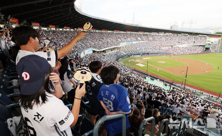 [서울=뉴시스] 김진아 기자 = 2일 서울 송파구 잠실야구장에서 열린 2025 KBO리그 삼성 라이온즈와 두산 베어스의 경기, 팬들이 응원을 하고 있다. 2025.07.02. bluesoda@newsis.com