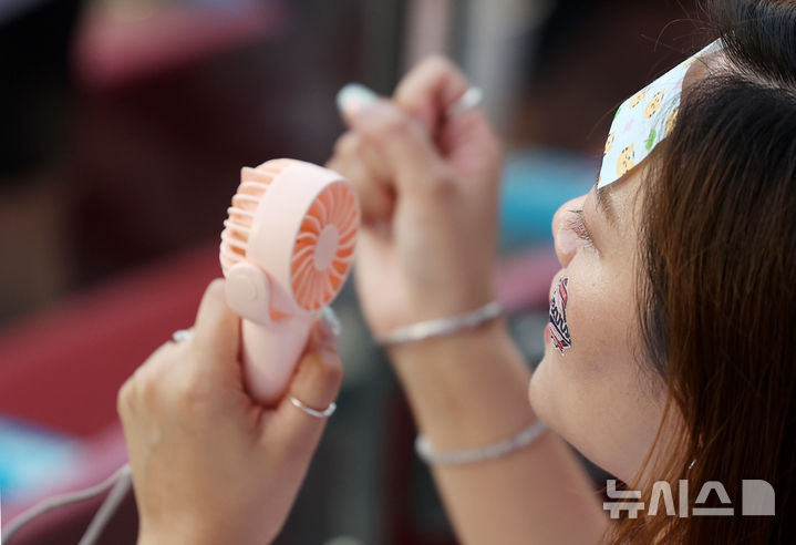 [서울=뉴시스] 김진아 기자 = 2일 서울 송파구 잠실야구장에서 열린 2025 KBO리그 삼성 라이온즈와 두산 베어스의 경기, 팬들이 응원을 하고 있다. 2025 KBO리그의 6월까지 총 관중수는 685만8995명으로, 지난해 같은 경기수를 치른 시점의 575만670명보다 100만여 명을 앞섰다. 이날 관중수가 더해진다면  전반기 관중 700만명 달성을 기록할 예정이다. 2025.07.02. bluesoda@newsis.com