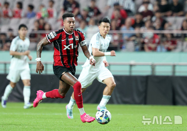 [서울=뉴시스] 이영환 기자 = 2일 오후 서울 마포구 서울월드컵경기장에서 열린 2025 하나은행 코리아컵 8강 전북 현대 모터스와 FC 서울의 경기 전반전, FC 서울 린가드가 돌파를 하고 있다. 2025.07.02. 20hwan@newsis.com