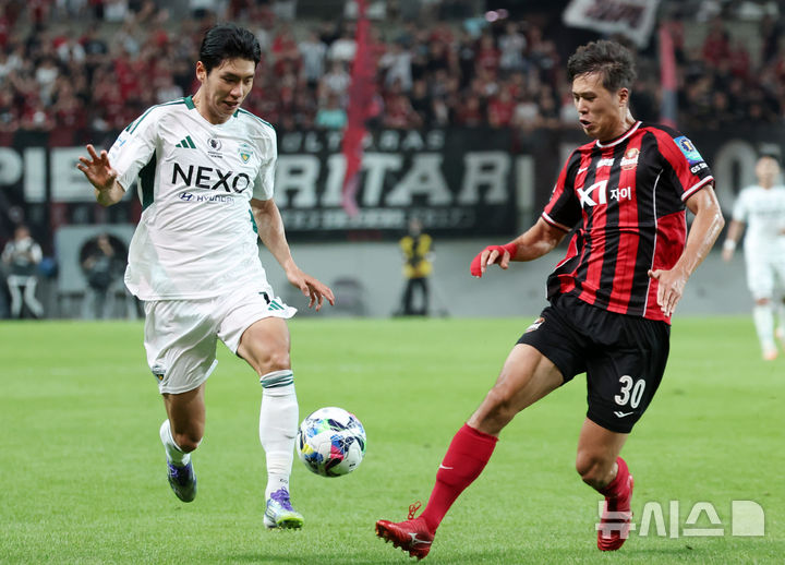 [서울=뉴시스] 이영환 기자 = 2일 오후 서울 마포구 서울월드컵경기장에서 열린 2025 하나은행 코리아컵 8강 전북 현대 모터스와 FC 서울의 경기 후반전, 전북 현대 전진우가 FC 서울 김주성의 수비를 피해 돌파를 하고 있다. 2025.07.02. 20hwan@newsis.com