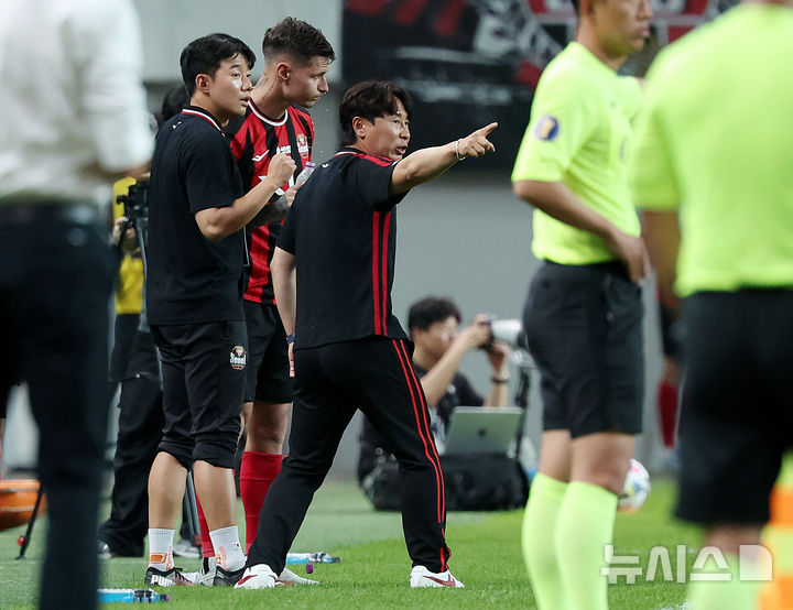 [서울=뉴시스] 이영환 기자 = 지난 2일 오후 서울 마포구 서울월드컵경기장에서 열린 2025 하나은행 코리아컵 8강 전북 현대 모터스와 FC 서울의 경기 후반전, FC 서울 김기동 감독이 교체 투입되는 클리말라에게 작전 지시를 하고 있다. 2025.07.02. 20hwan@newsis.com