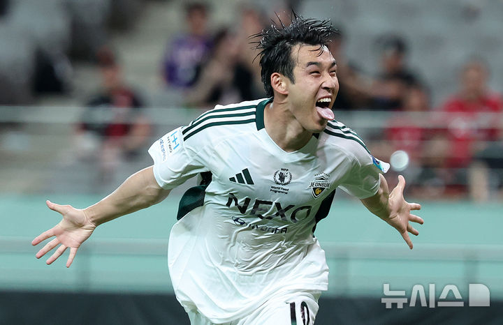 [서울=뉴시스] 이영환 기자 = 2일 오후 서울 마포구 서울월드컵경기장에서 열린 2025 하나은행 코리아컵 8강 전북 현대 모터스와 FC 서울의 경기 후반전, 전북 현대 송민규가 골을 넣고 기뻐하고 있다. 2025.07.02. 20hwan@newsis.com