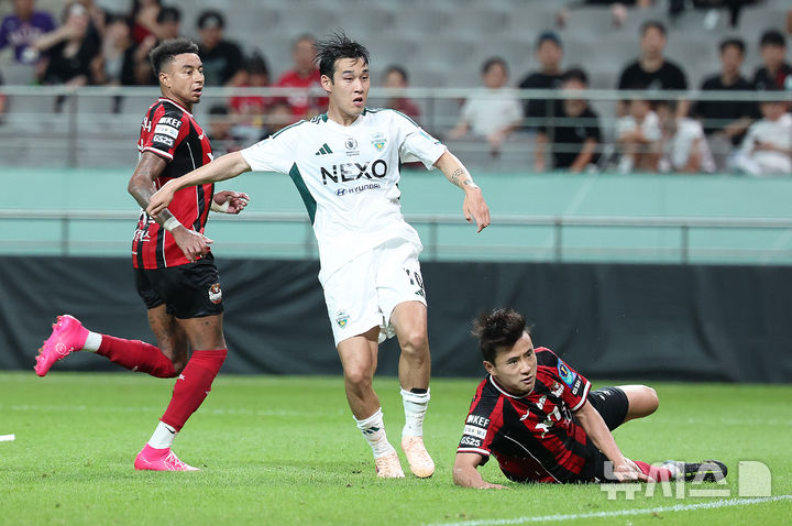 [서울=뉴시스] 이영환 기자 = 2일 오후 서울 마포구 서울월드컵경기장에서 열린 2025 하나은행 코리아컵 8강 전북 현대 모터스와 FC 서울의 경기 후반전, 전북 현대 송민규가 골을 넣고 있다. 2025.07.02. 20hwan@newsis.com