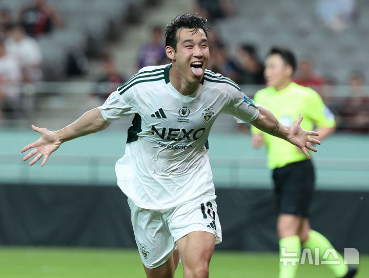 [서울=뉴시스] 이영환 기자 = 2일 오후 서울 마포구 서울월드컵경기장에서 열린 2025 하나은행 코리아컵 8강 전북 현대 모터스와 FC 서울의 경기 후반전, 전북 현대 송민규가 골을 넣고 기뻐하고 있다. 2025.07.02. 20hwan@newsis.com