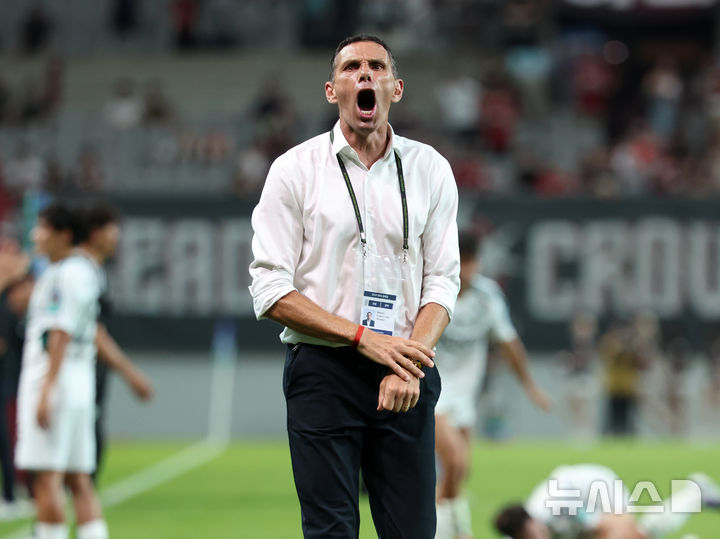 [서울=뉴시스] 이영환 기자 = 지난 7월2일 오후 서울 마포구 서울월드컵경기장에서 열린 2025 하나은행 코리아컵 8강 전북 현대 모터스와 FC 서울의 경기에서 1-0으로 승리한 전북 현대 거스 포옛 감독이 주먹을 포효하고 있다. 2025.07.02. 20hwan@newsis.com