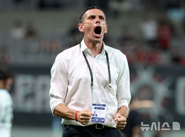 [서울=뉴시스] 이영환 기자 = 지난 7월2일 오후 서울 마포구 서울월드컵경기장에서 열린 2025 하나은행 코리아컵 8강 전북 현대 모터스와 FC 서울의 경기에서 1-0으로 승리한 전북 현대 거스 포옛 감독이 주먹을 포효하고 있다. 2025.07.02. 20hwan@newsis.com