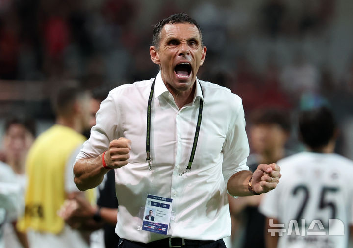 [서울=뉴시스] 이영환 기자 = 지난 7월2일 오후 서울 마포구 서울월드컵경기장에서 열린 2025 하나은행 코리아컵 8강 전북 현대 모터스와 FC 서울의 경기에서 1-0으로 승리한 전북 현대 거스 포옛 감독이 주먹을 포효하고 있다. 2025.07.02. 20hwan@newsis.com