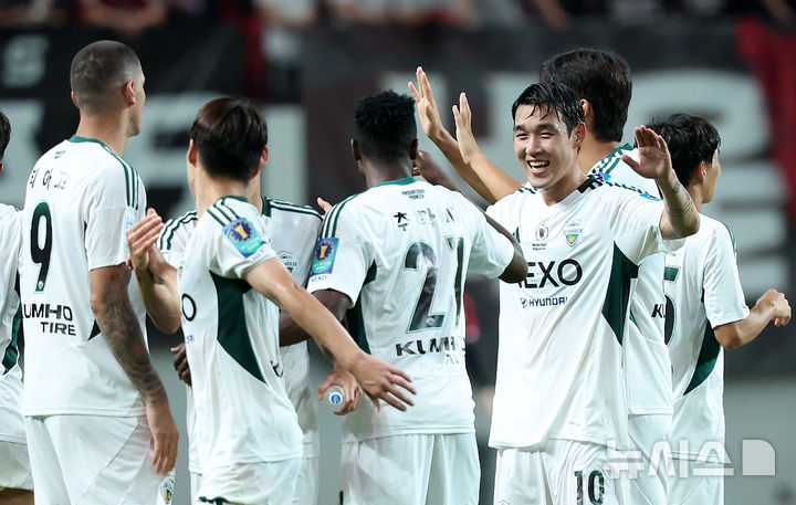 [서울=뉴시스] 이영환 기자 = 2일 오후 서울 마포구 서울월드컵경기장에서 열린 2025 하나은행 코리아컵 8강 전북 현대 모터스와 FC 서울의 경기에서 결승골을 넣어 1-0으로 승리를 이끈 전북 현대 송민규가 기뻐하고 있다. 2025.07.02. 20hwan@newsis.com