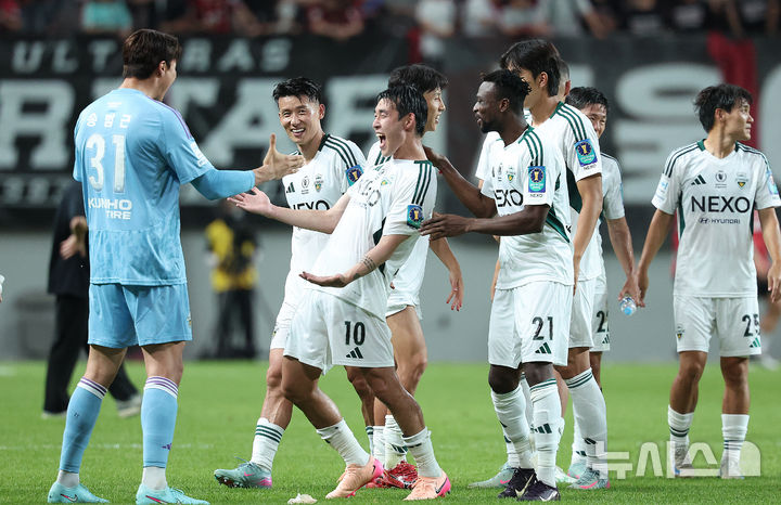 [서울=뉴시스] 이영환 기자 = 지난 2일 오후 서울 마포구 서울월드컵경기장에서 열린 2025 하나은행 코리아컵 8강 전북 현대 모터스와 FC 서울의 경기에서 결승골을 넣어 1-0으로 승리를 이끈 전북 현대 송민규가 기뻐하고 있다. 2025.07.02. 20hwan@newsis.com