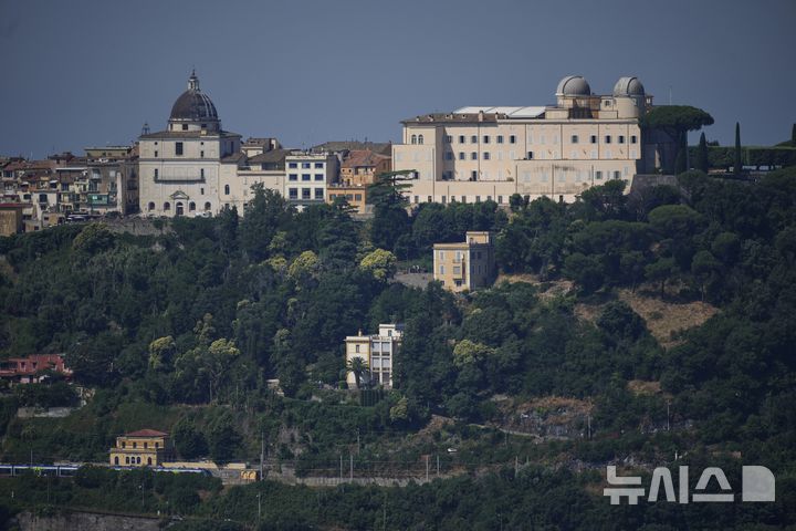 <font style="vertical-align: inherit;"><font style="vertical-align: inherit;">[카스텔 간돌포=AP/뉴시스] 지난 2일(현지 시간) 이탈리아 로마 남쪽 카스텔 간돌포에 위치한 교황 별장 모습. 레오 14세는 6일부터 20일까지 여름휴가에 들어간다. 2025.07.07.</font></font>