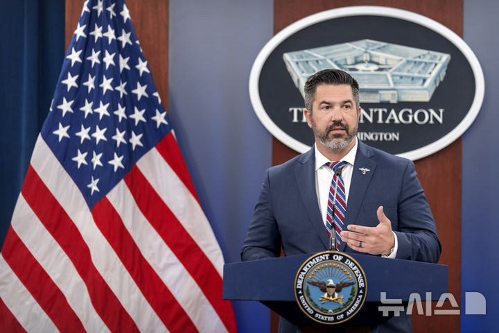 [워싱턴=AP/뉴시스]션 파넬 미국 국방부 대변인이 2일(현지 시간) 정례브리핑에서 취재진 질문에 답변하고 있다. 2025.07.03.