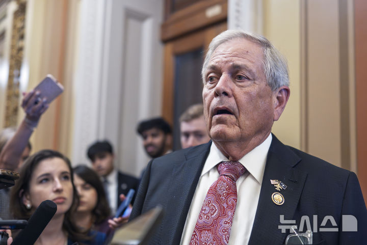 [워싱턴=AP/뉴시스]미 하원 공화당 보수주의 모임 소속인 랠프 노먼 의원이 2일(현지시각) 도널드 트럼프 미 대통령을 만난 일을 설명하고 있다. 2025.7.3.