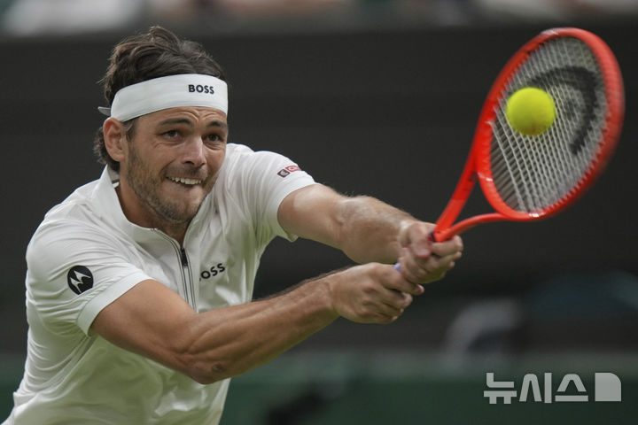 [런던=AP/뉴시스] 테일러 프리츠(5위·미국)가 2일(현지 시간) 영국 런던 올잉글랜드 클럽에서 열린 2025 윔블던 테니스 대회 남자 단식 2회전에서 개브리엘 디알로(40위·캐나다)와 경기하고 있다. 프리츠가 풀세트 접전 끝에 3-2(3-6 6-3 7-6 4-6 6-3)로 승리하고 3회전에 올랐다. 2025.07.03.