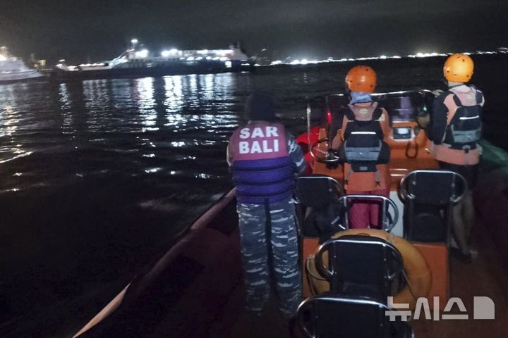 [인도네시아=AP/뉴시스] 인도네시아 국가수색구조청(BASARNAS)이 공개한 이 사진에서, 구조대원들이 2025년 7월 3일 목요일 새벽, 인도네시아 동자바 케타팡 인근 해상에서 발리 섬으로 향하던 페리가 침몰한 뒤 실종자 수색 작업을 벌이고 있다. 2025.07.03.