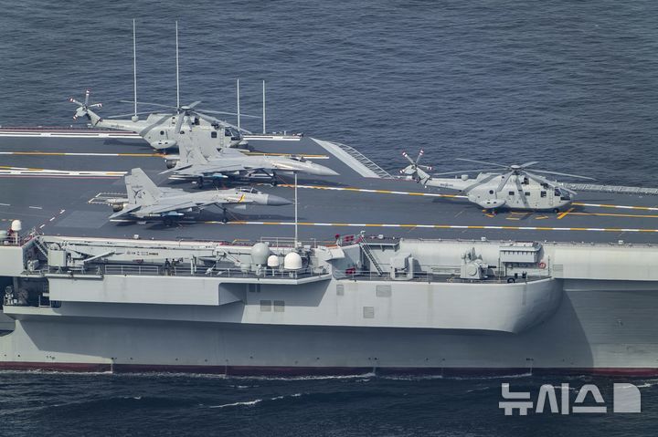 [홍콩=AP/뉴시스] 중국이 처음으로 자체 건조한 항공모함 '산둥함'이 3일(현지 시간) 홍콩에 기항한 가운데 선상에 전투기와 헬리콥터들이 배치돼 있다. 2025.07.03.