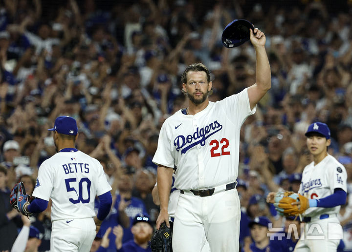 [로스앤젤레스=AP/뉴시스] LA 다저스 선발 클레이튼 커쇼가 2일(현지 시간) 미 캘리포니아주 로스앤젤레스 다저 스타디움에서 열린 2025 메이저리그 시카고 화이트삭스와 경기 6회 초 통산 3천 번째 탈삼진을 기록한 뒤 모자를 벗고 팬들에게 인사하고 있다. 커쇼는 18번째 시즌 만에 MLB 통산 20번째 3000탈삼진 고지를 밟았다. 2025.07.03.