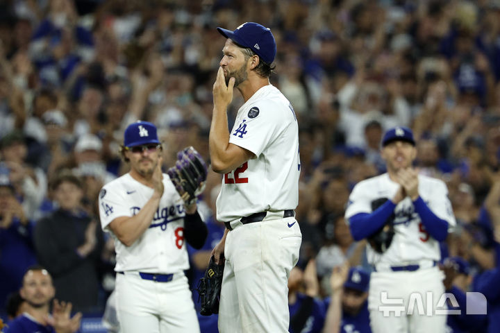 [로스앤젤레스=AP/뉴시스] LA 다저스 선발 클레이튼 커쇼가 2일(현지 시간) 미 캘리포니아주 로스앤젤레스 다저 스타디움에서 열린 2025 메이저리그 시카고 화이트삭스와 경기 6회 초 통산 3천 번째 탈삼진을 기록한 뒤 객석의 가족을 향해 손 키스를 날리고 있다. 커쇼는 18번째 시즌 만에 MLB 통산 20번째 3000탈삼진 고지를 밟았다. 2025.07.03.