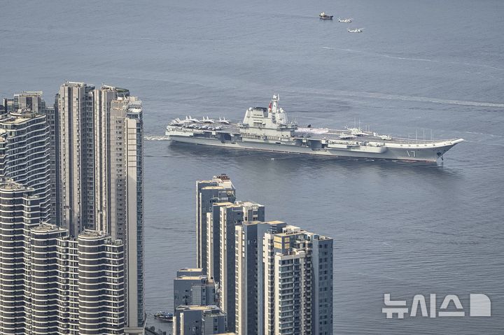 [홍콩=AP/뉴시스] ﻿﻿중국이 자체 설계·건조한 첫 국산 항공모함 산둥호가 완전운용능력(FOC)을 획득한 것으로 확인됐다. 사진은 지난 7월 3일 산둥호가 홍콩에 입항하는 모습. 2025.12.17