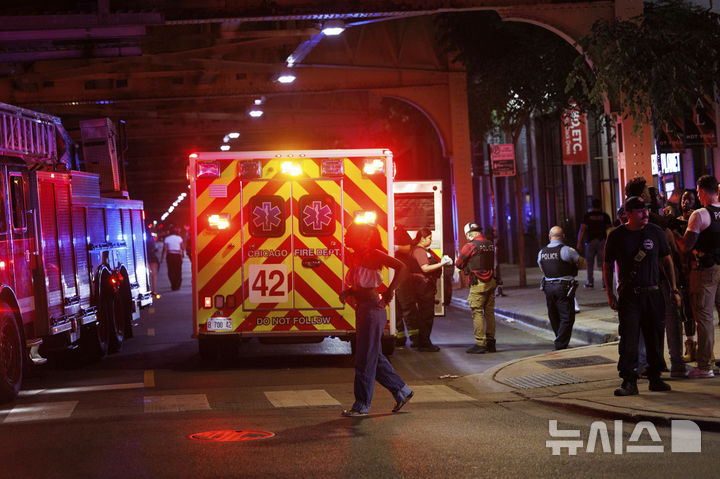 [시카고(미 일리노이주)=AP/뉴시스]미 시카고 경찰이 2일(현지시각) 차량 총기 난사 사건이 발생한 총격 현장을 통제하고 있다. 이 사고로 4명이 숨지고 14명이 병원에 입원했다고 현지 경찰이 3일 밝혔다. 입원한 사람들 가운데 적어도 3명은 위독한 것으로 전해졌다. 2025.07.03.