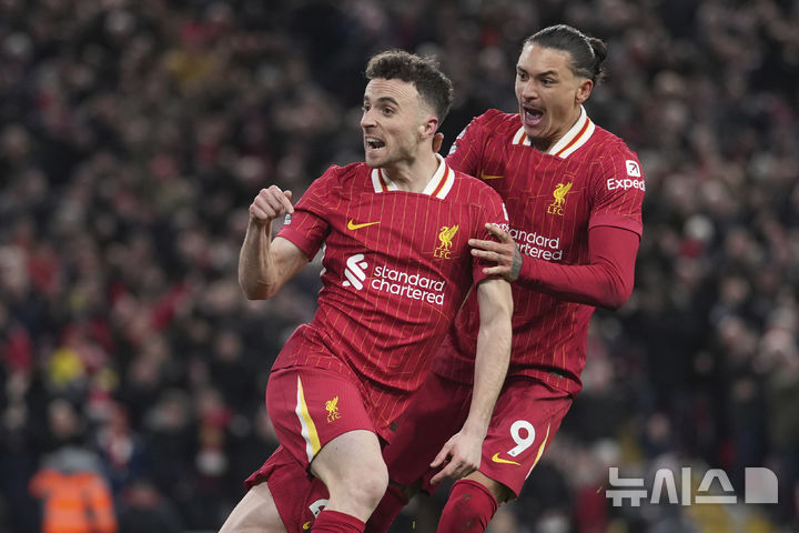 [리버풀=AP/뉴시스] 교통사고로 숨진 잉글랜드 프로축구 프리미어리그(EPL) 리버풀과 포르투갈 축구 국가대표팀 공격수 디오구 조타(왼쪽). 2024.12.14.