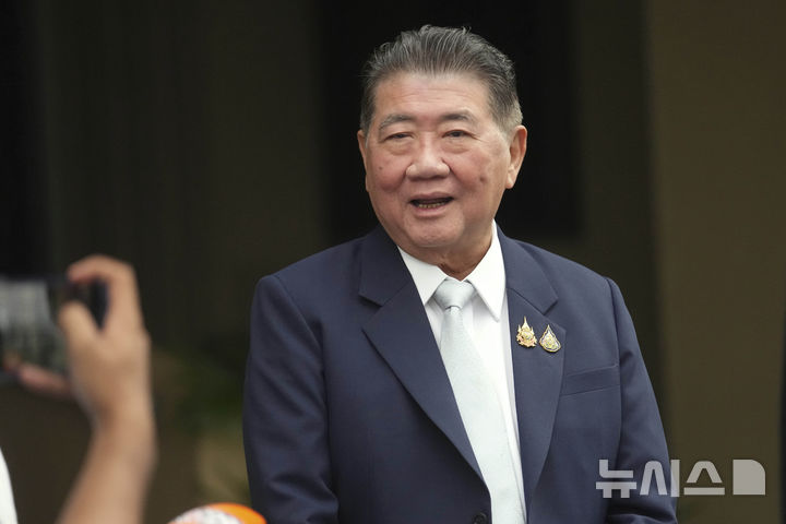 [방콕(태국)=AP/뉴시스]품탐 우ㅞ차야차이 태국 총리 대행이 지난 3일 방콕의 정부청사에 도착하고 있다. 그는 적어도 16명이 사망하고 수만명이 피난민이 된 태국과 캄보디아 간 국경 분쟁이 "전쟁으로 나아갈 수 있다"고 경고했다고 BBC가 25일 보도했다. 2025.07.25.