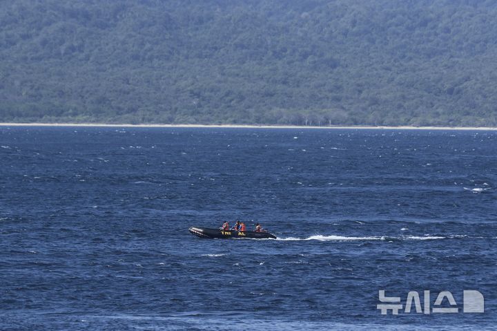 [AP/뉴시스] 인니 발리 섬으로 가던 여객선 한 척이 침몰된 동 자바 해역에서 3일 해군 요원의 수색 작업이 진행되고 있다