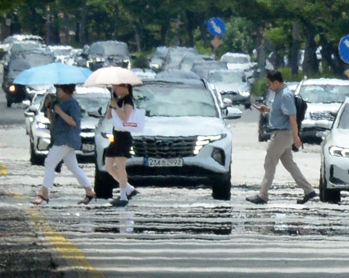 [전주=뉴시스] 김얼 기자 = 연일 무더위가 기승을 부리고 있는 전북 전주시 완산구 효자로에 아지랑이가 피어오르고 있다. 2025.07.01. pmkeul@newsis.com *재판매 및 DB 금지