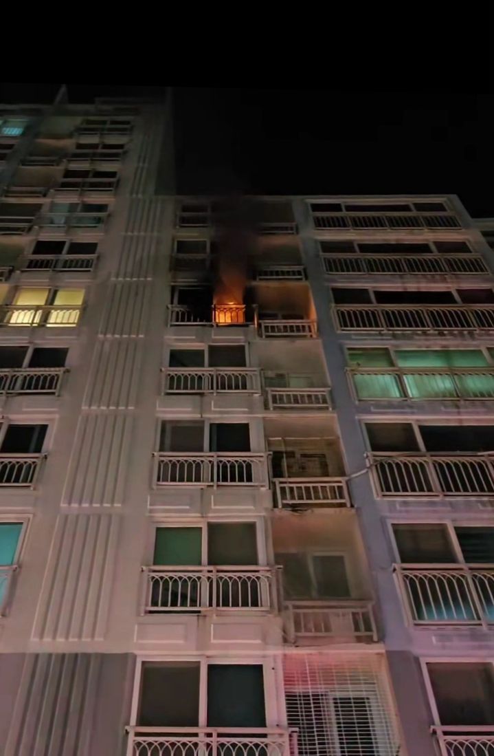 [부산=뉴시스] 2일 오후 부산 기장군의 한 아파트에서 불이 났다. (사진=부산소방재난본부 제공) 2025.07.03. photo@newsis.com *재판매 및 DB 금지